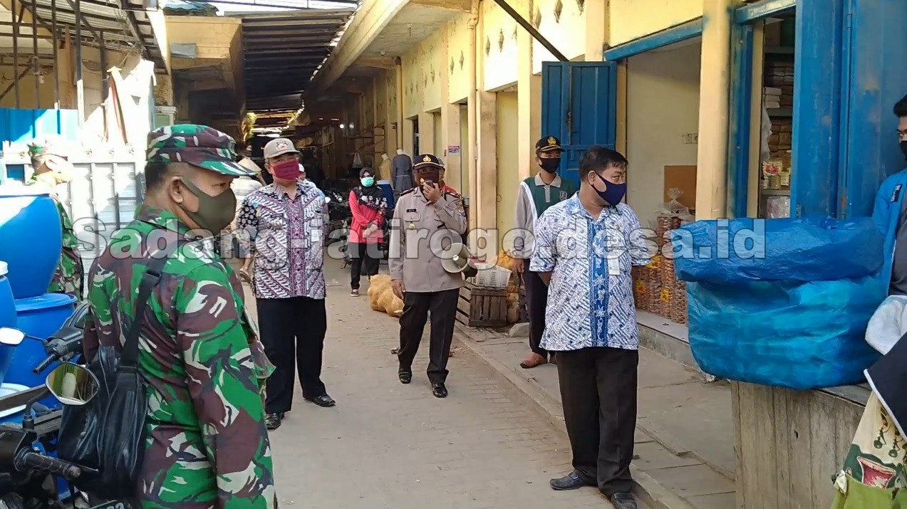 FORKOPIMCA JATIROGO “BLUSUKAN” MERAZIA PENGUNJUNG PASAR YANG TIDAK MEMAKAI MASKER